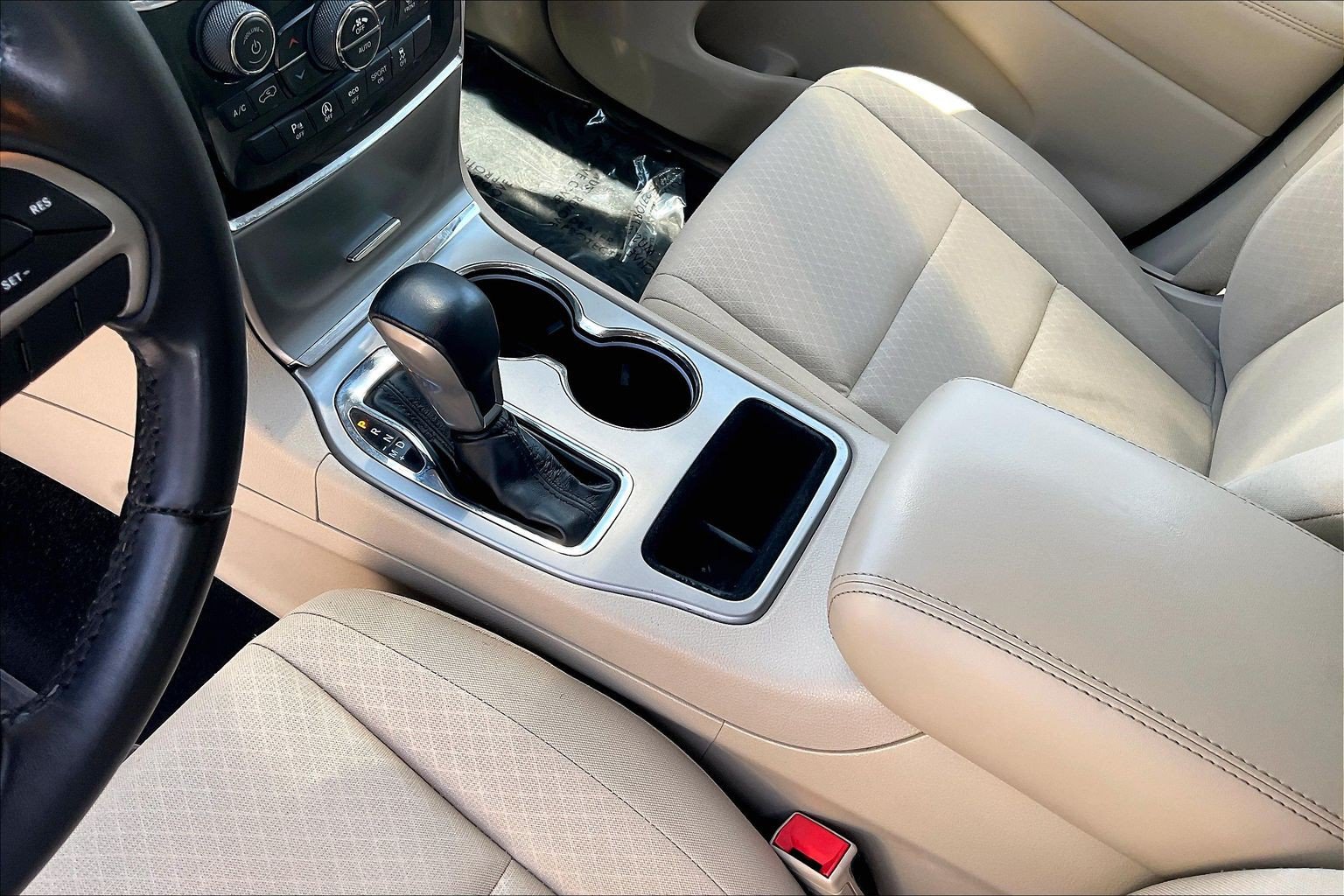 Used 2022 Jeep Grand Cherokee Laredo E AWD/4WD image 15