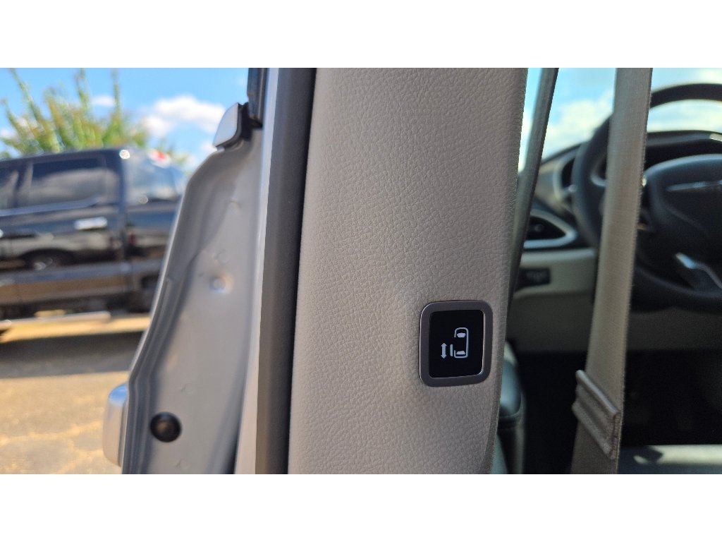 Used 2024 Chrysler Pacifica Touring-L FWD image 20
