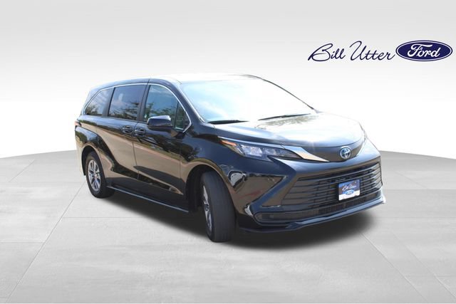 Used 2025 Toyota Sienna LE FWD image 3