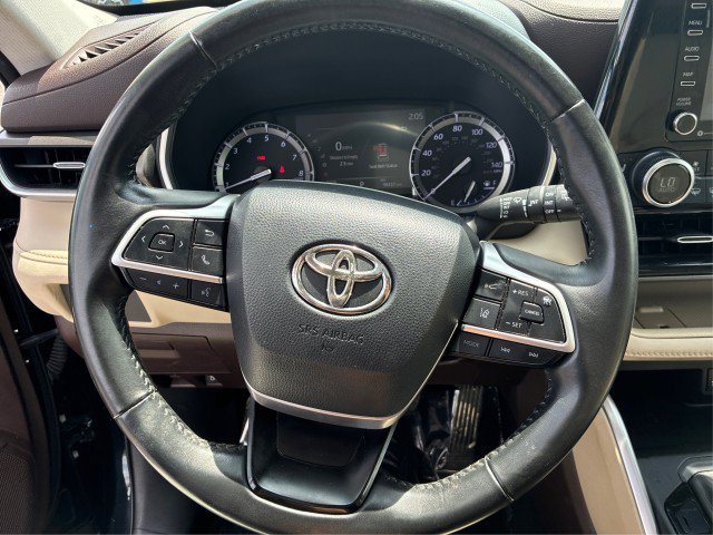 Used 2022 Toyota Highlander XLE AWD/4WD image 16