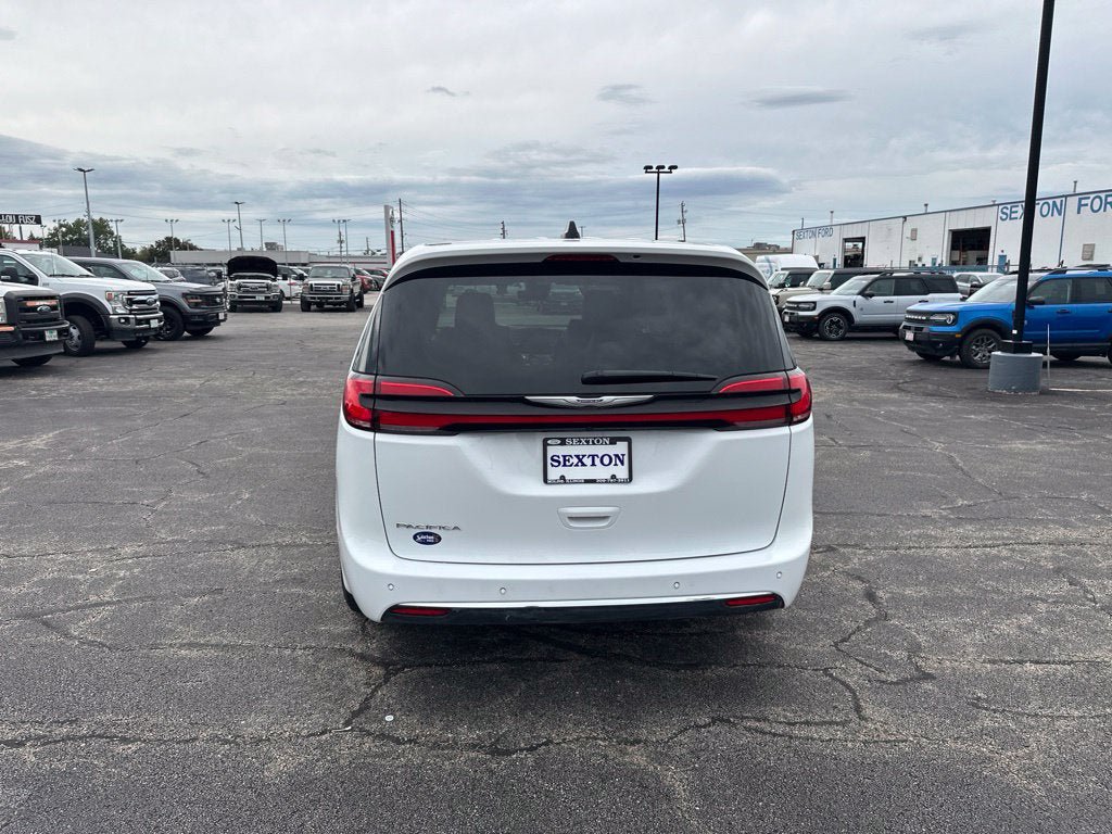 Used 2025 Chrysler Pacifica Select FWD image 6