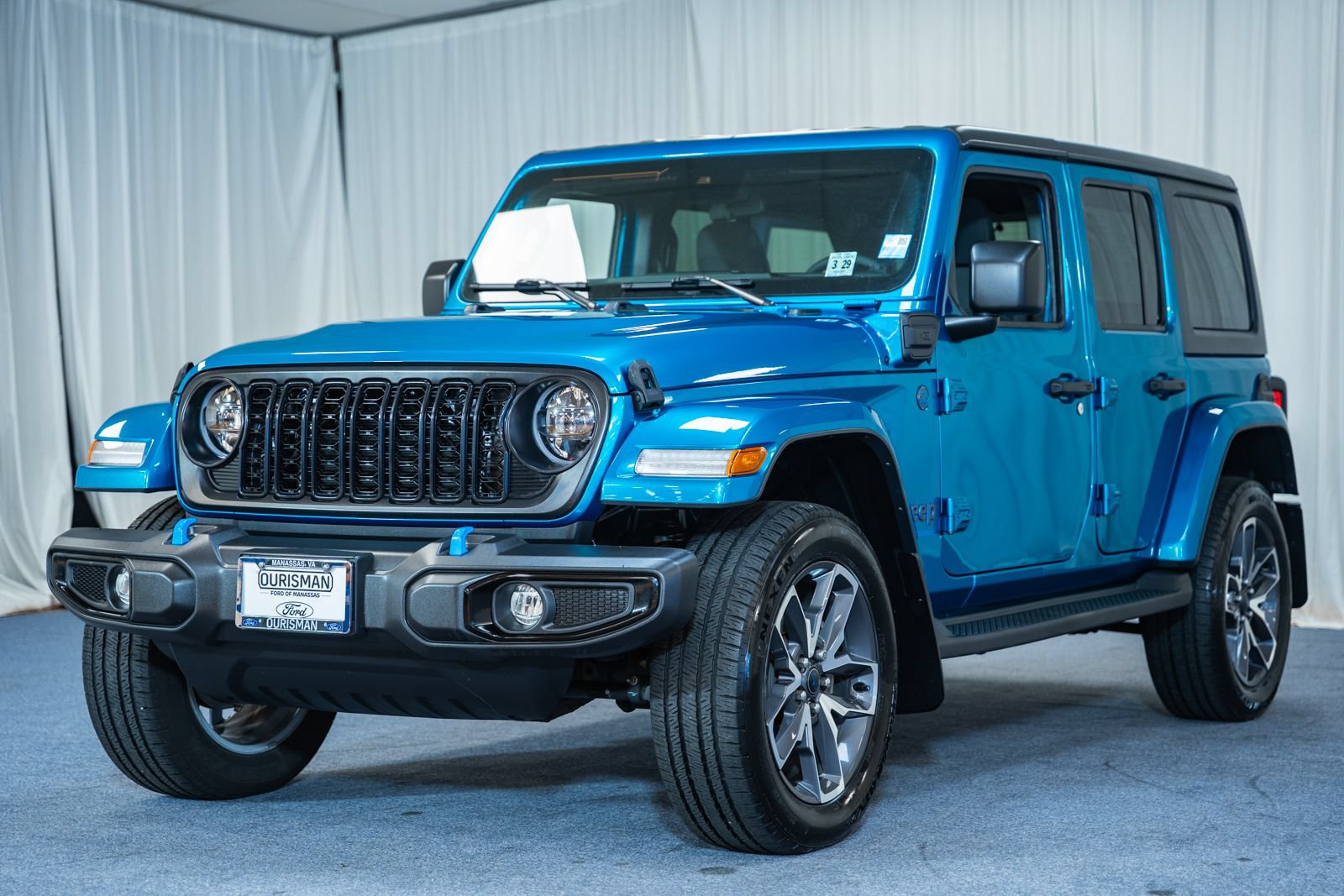 Used 2024 Jeep Wrangler Unlimited w/ Convenience Group AWD/4WD image 3