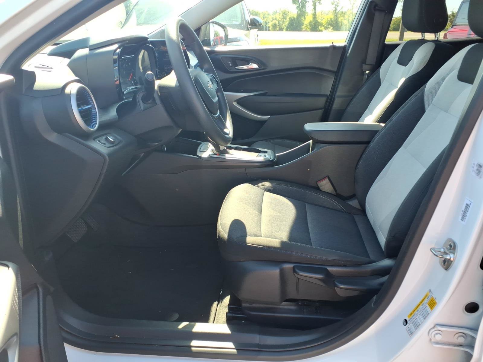 Used 2025 Chevrolet Trax LS FWD image 20