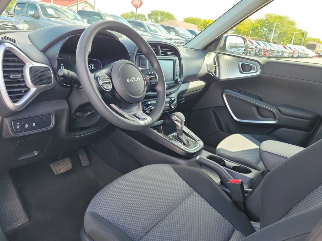 Used 2025 Kia Soul LX w/ LX Technology Package FWD image 21