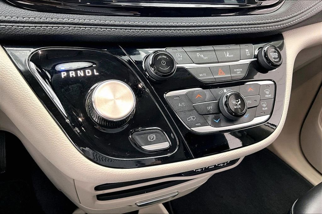 Used 2023 Chrysler Pacifica Touring-L image 32