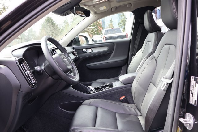 Used 2025 Volvo XC40 B5 Plus image 18