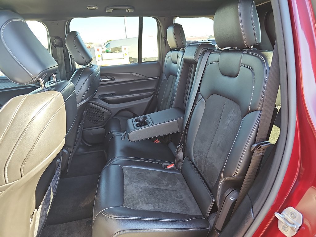 Used 2025 Jeep Grand Cherokee Altitude AWD/4WD image 14