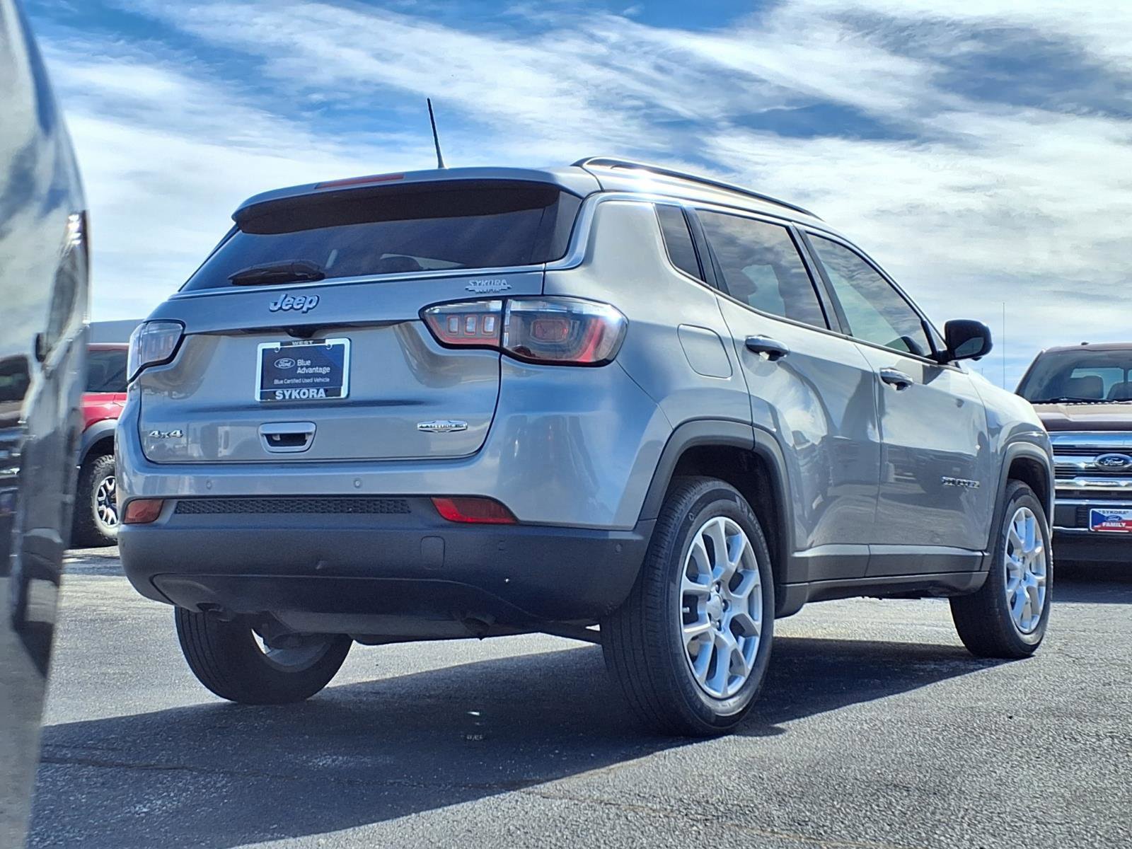 Used 2023 Jeep Compass Latitude image 3