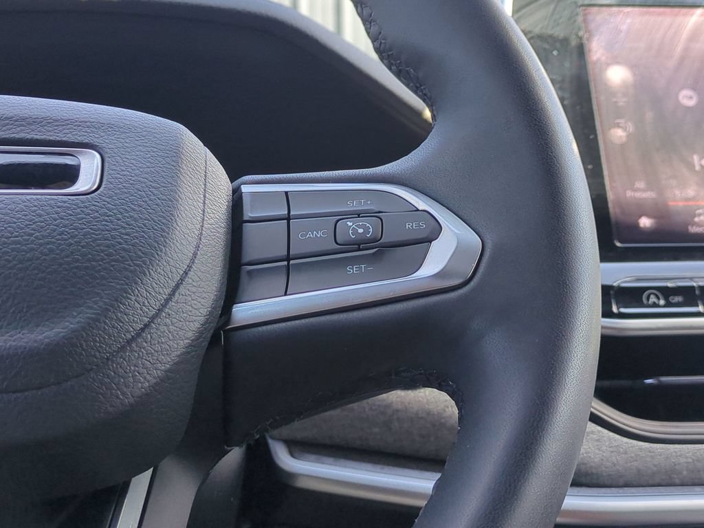 Used 2025 Jeep Compass Latitude AWD/4WD image 17