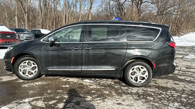 Used 2022 Chrysler Pacifica Limited image 2