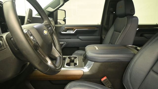 Used 2024 Chevrolet Silverado 2500 High Country w/ High Country Premium Package AWD/4WD image 22