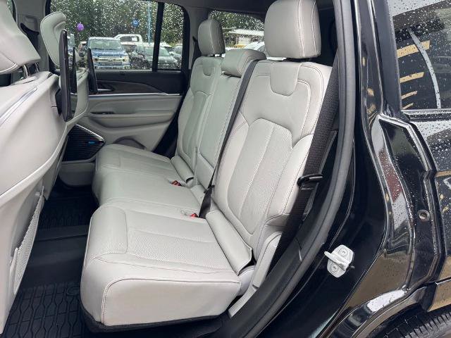 Used 2023 Jeep Grand Cherokee Overland w/ Advanced Protech Group III AWD/4WD image 8