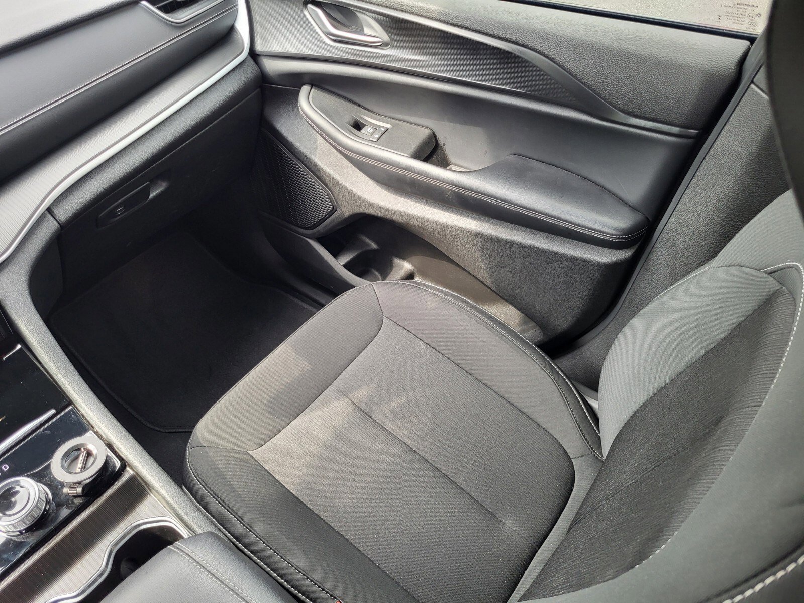 Used 2025 Jeep Grand Cherokee L Laredo image 16