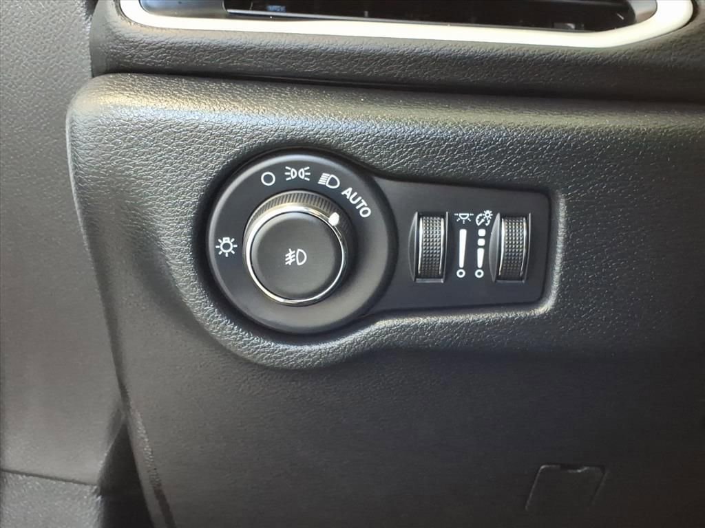 Used 2025 Chrysler Pacifica Select image 14