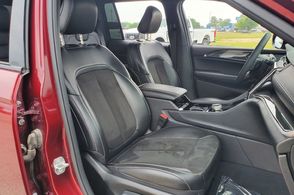 Used 2023 Jeep Grand Cherokee Altitude RWD image 17