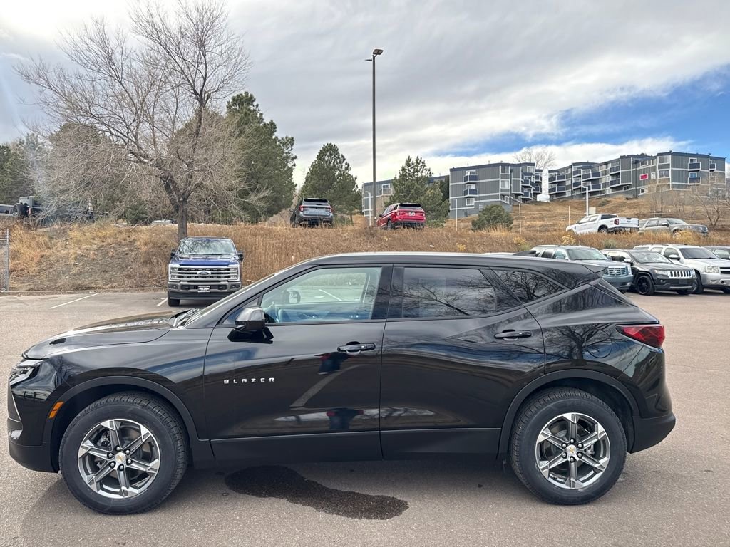 Used 2025 Chevrolet Blazer LT image 2