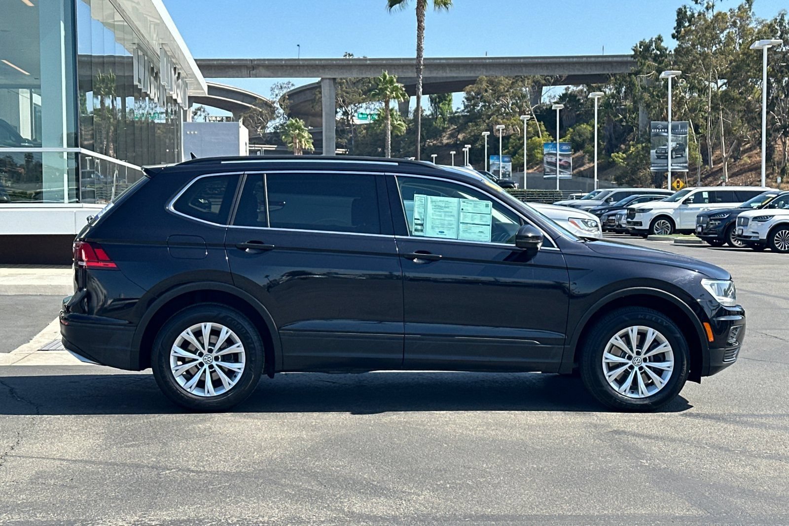 Used 2019 Volkswagen Tiguan SE FWD image 2