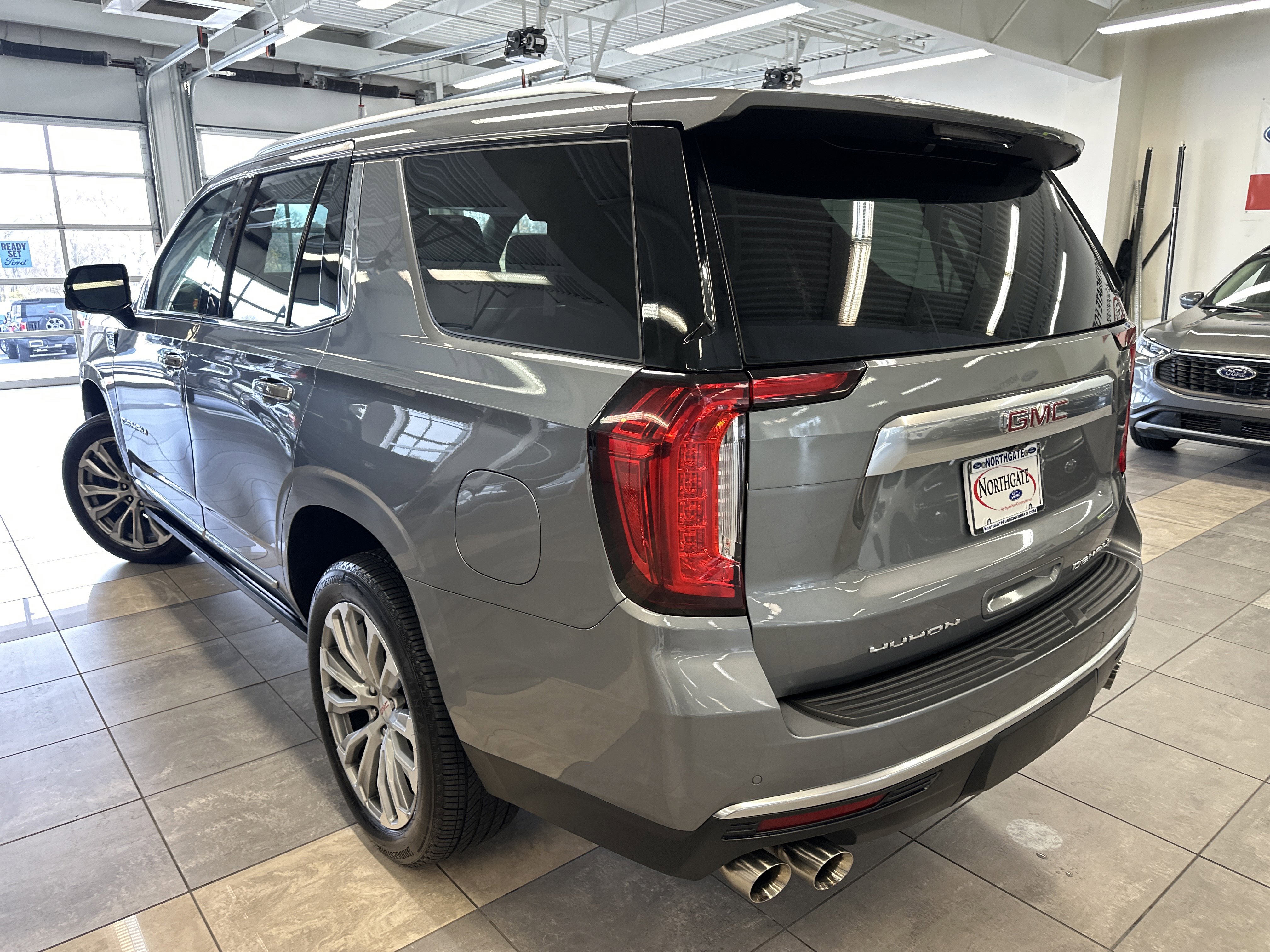 Used 2021 GMC Yukon Denali w/ Denali Premium Package image 18