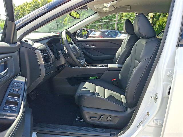 Used 2025 Nissan Rogue SL AWD/4WD image 11
