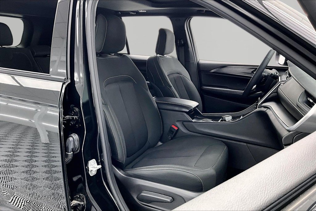 Used 2025 Jeep Grand Cherokee Laredo X AWD/4WD image 7