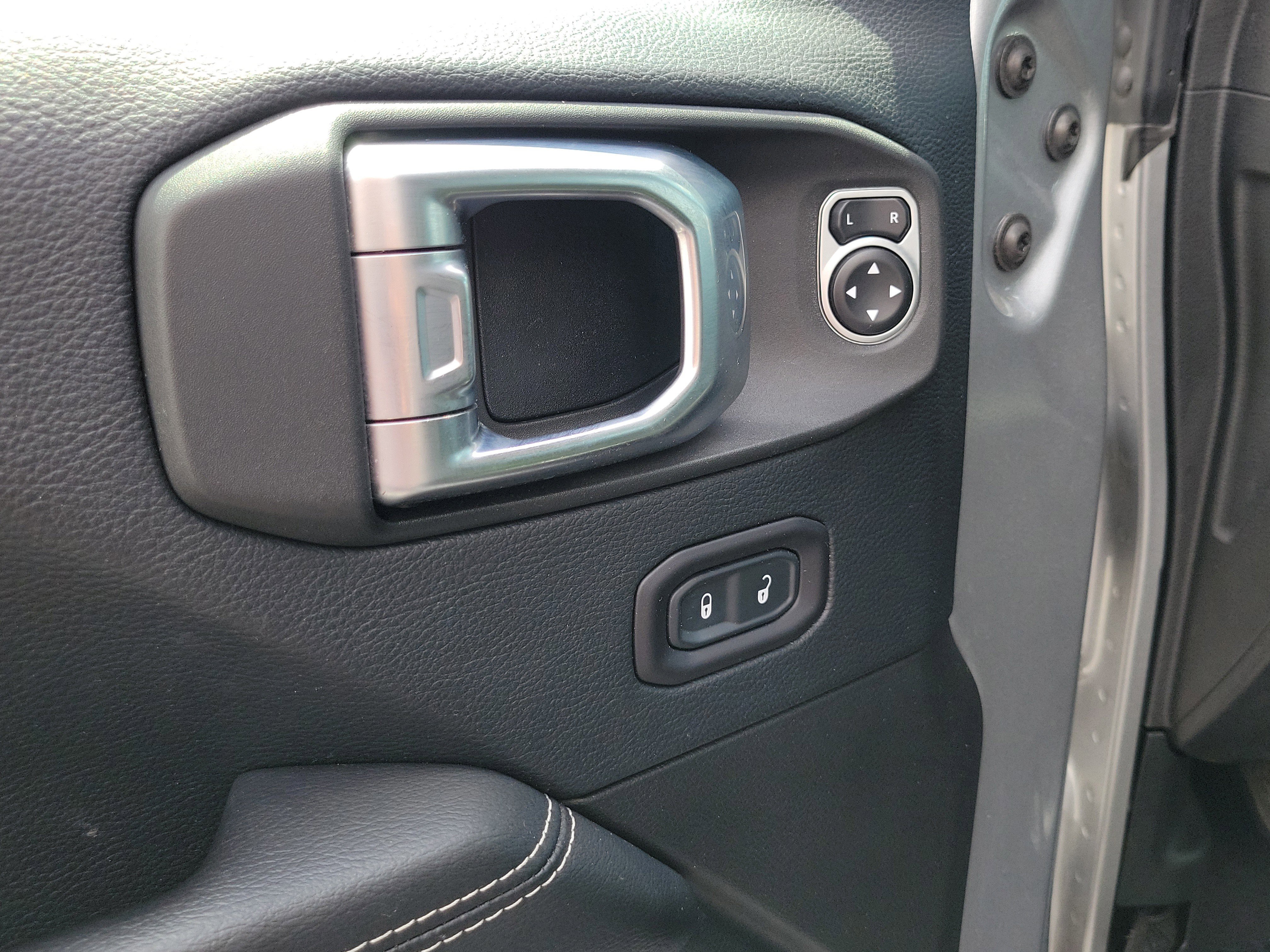 Used 2018 Jeep Wrangler Unlimited Sahara image 18