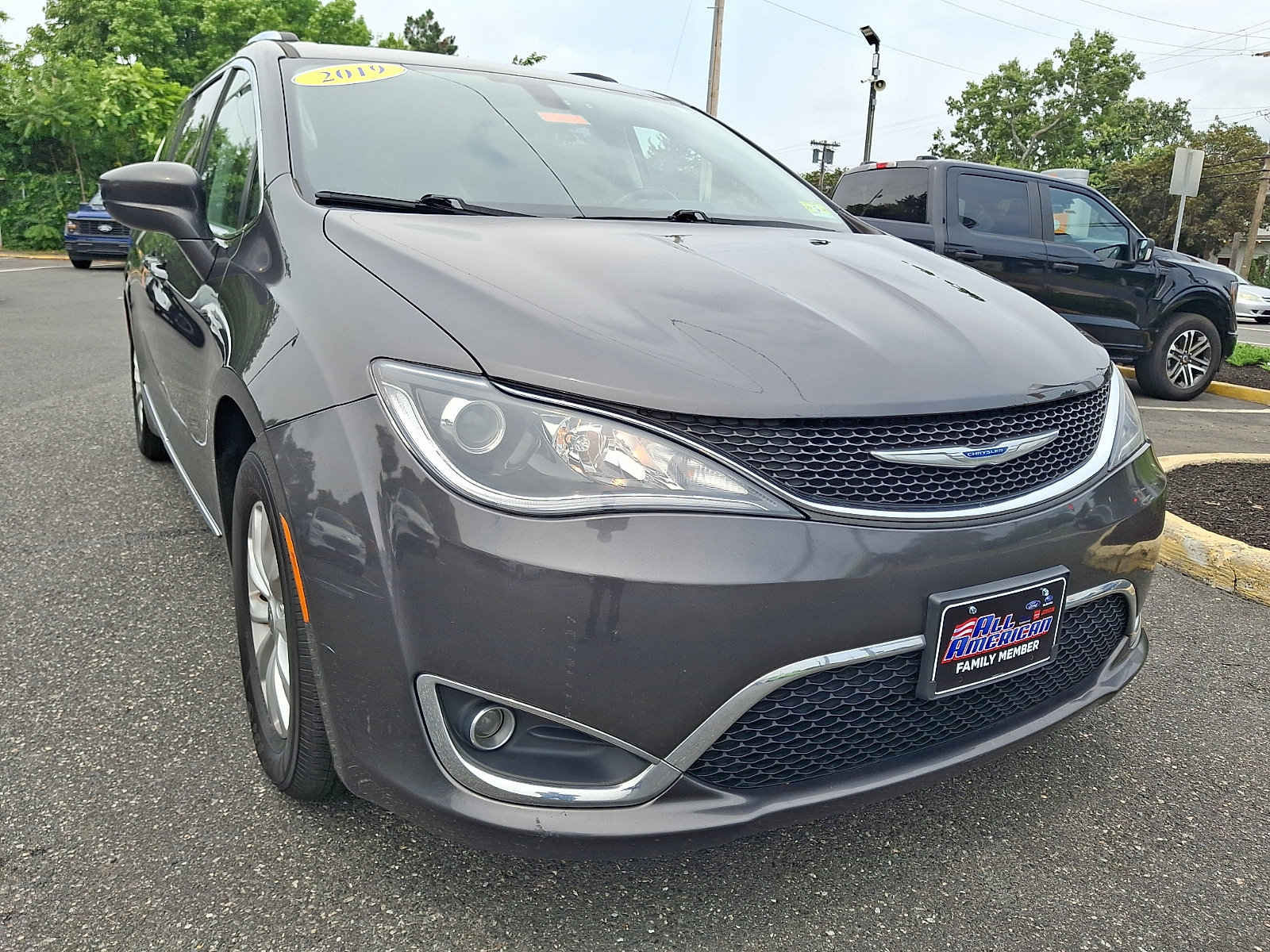 Used 2019 Chrysler Pacifica Touring-L FWD image 2