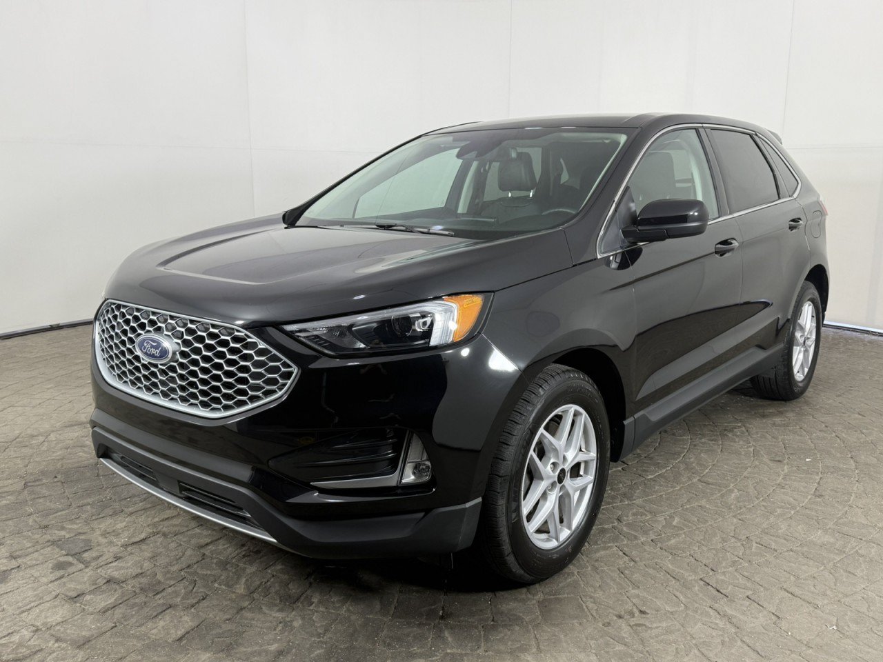 Certified 2023 Ford Edge SEL w/ Convenience Package AWD/4WD image 3