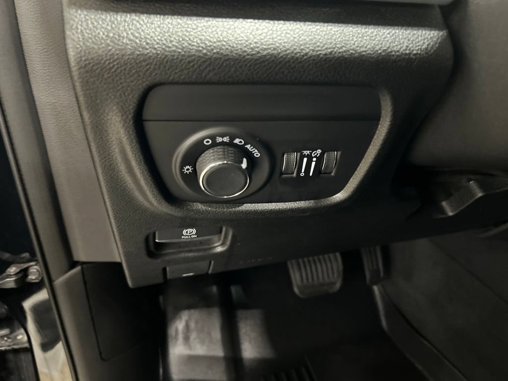 Used 2023 Jeep Grand Cherokee Altitude AWD/4WD image 12