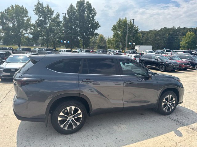Used 2023 Toyota Highlander XLE AWD/4WD image 12