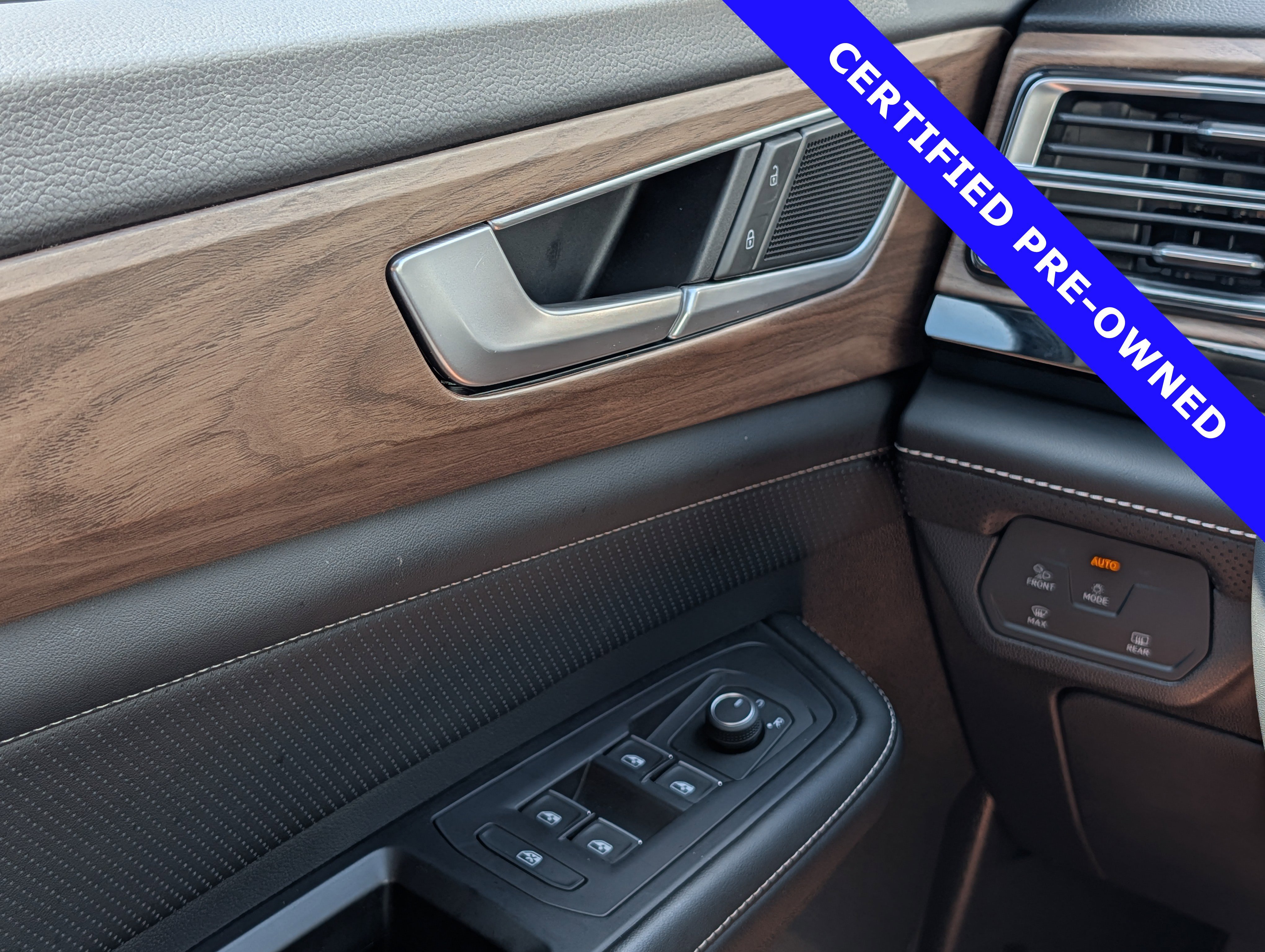 Used 2024 Volkswagen Atlas SE FWD image 25