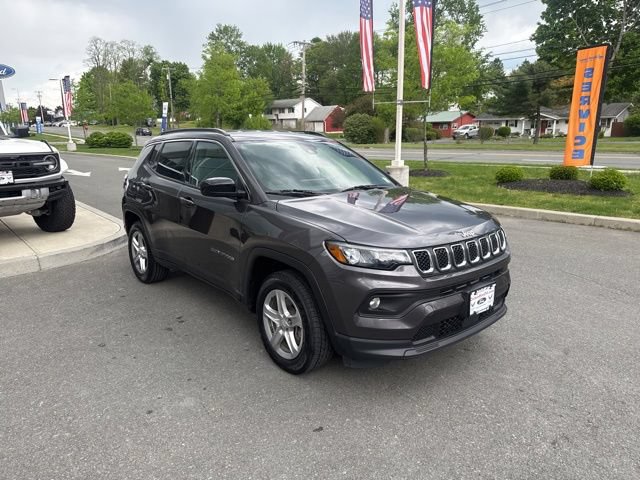 Used 2024 Jeep Compass Latitude AWD/4WD image 4