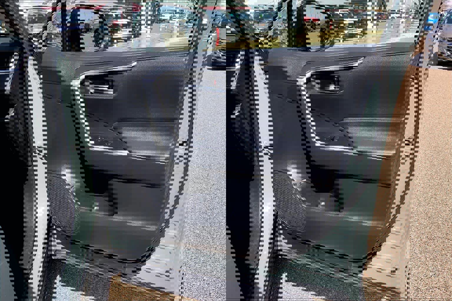 Used 2021 Toyota RAV4 XLE w/ Convenience Package image 23