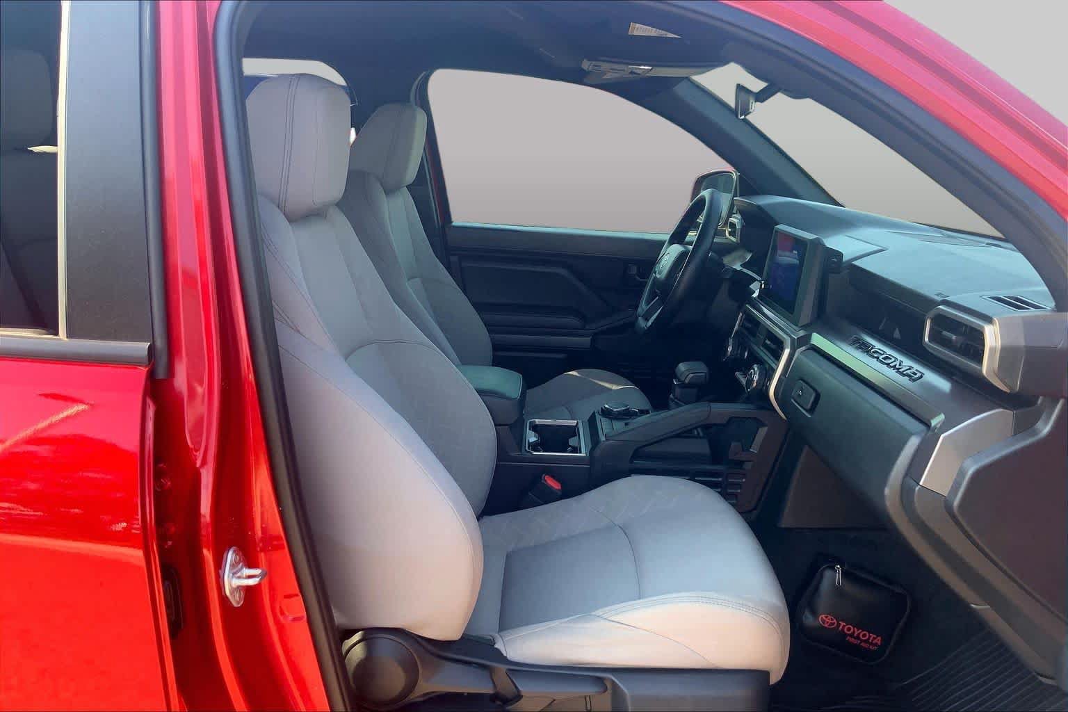 Used 2025 Toyota Tacoma SR5 AWD/4WD image 9