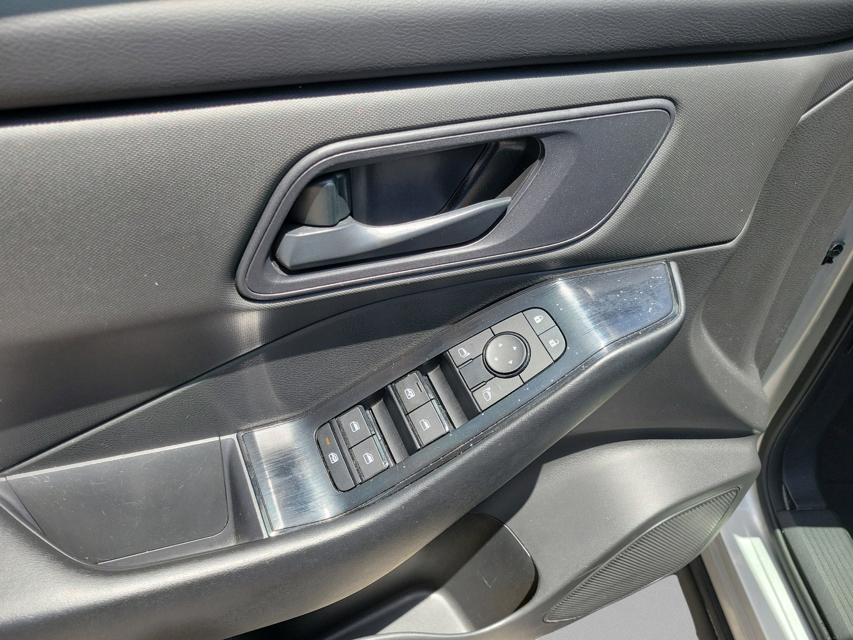 Used 2024 Nissan Rogue S AWD/4WD image 15