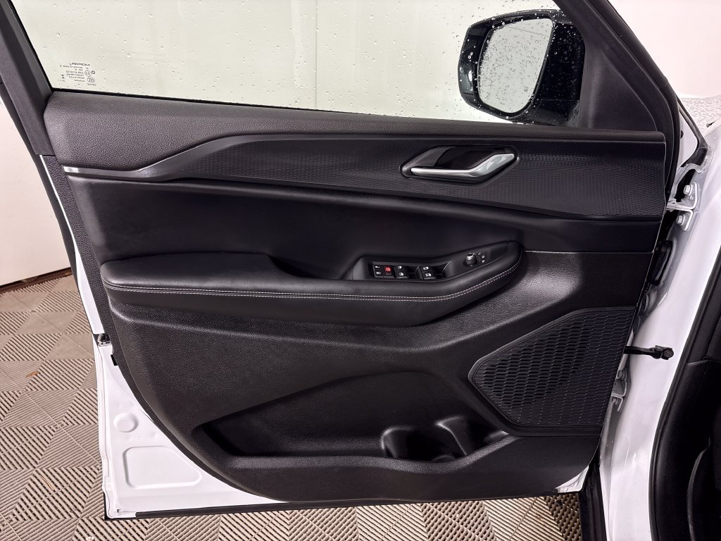 Used 2025 Jeep Grand Cherokee L Altitude RWD image 16