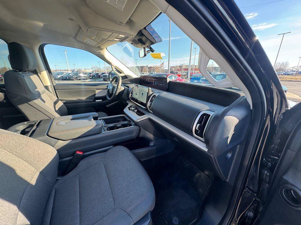 Certified 2025 Ford Expedition Active AWD/4WD image 18