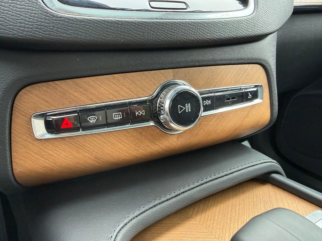 Used 2023 Volvo XC90 B6 Plus image 24