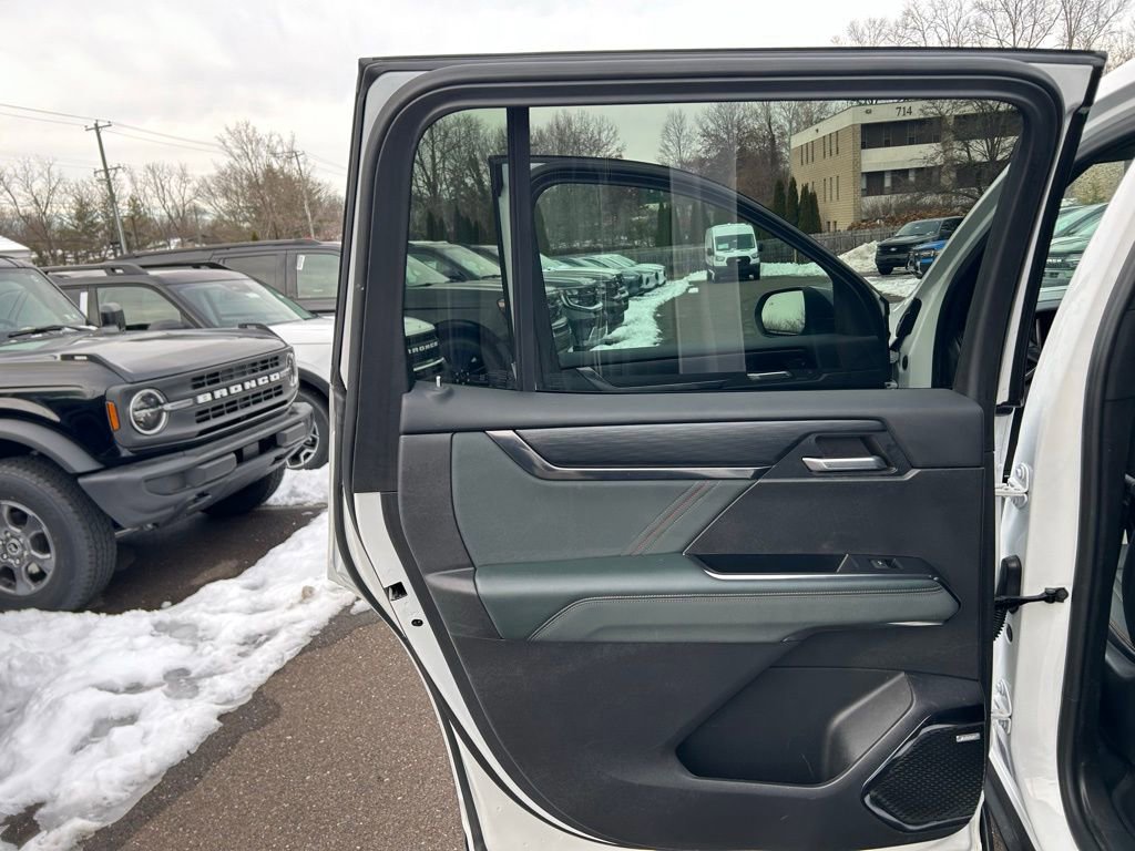 Used 2024 GMC Acadia AT4 w/ Luxury Package image 17