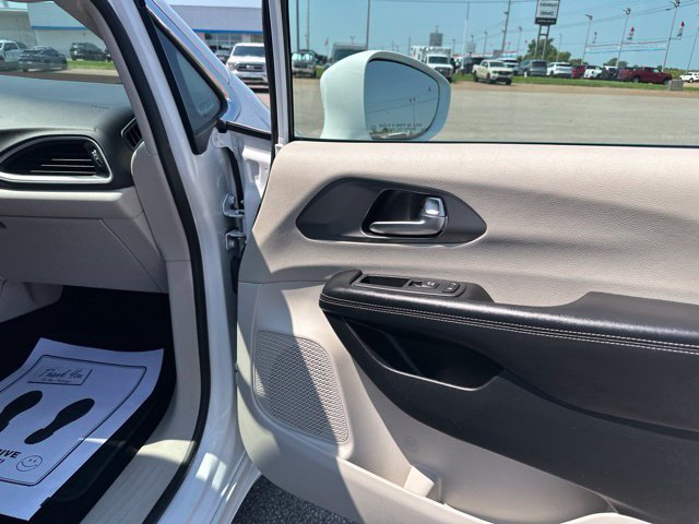 Used 2022 Chrysler Pacifica Touring-L FWD image 11