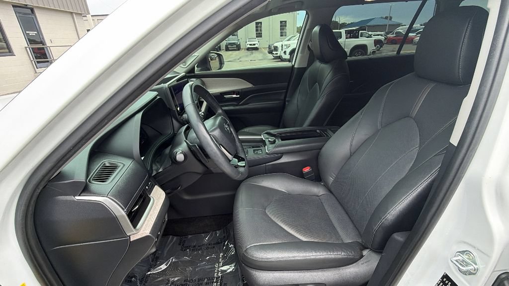 Used 2024 Toyota Grand Highlander AWD image 23