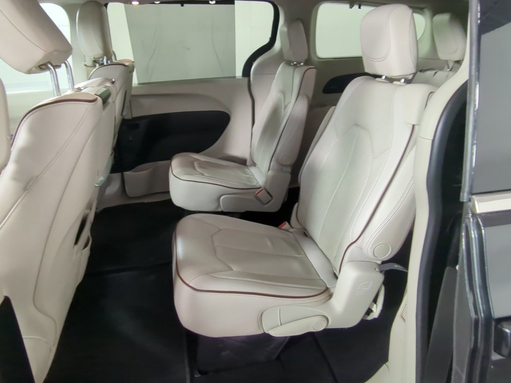 Used 2017 Chrysler Pacifica Limited image 13