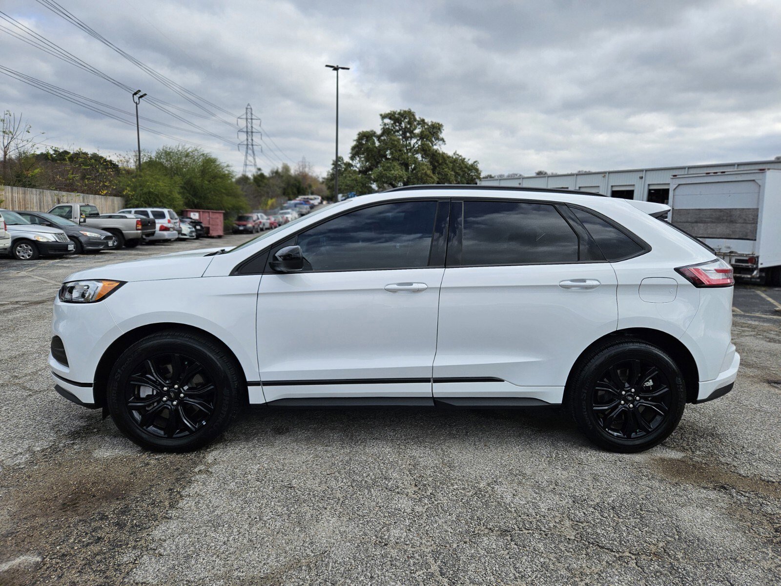 Certified 2024 Ford Edge SE w/ Black Appearance Package image 6