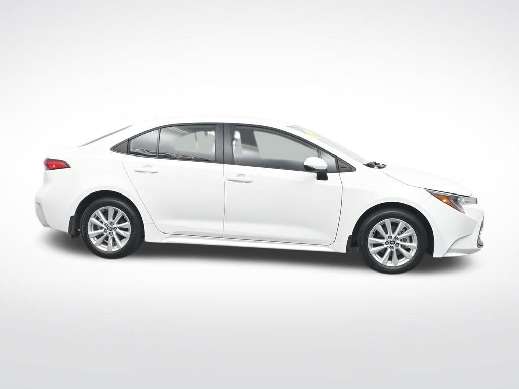 Used 2025 Toyota Corolla LE w/ LE Premium Package FWD image 4
