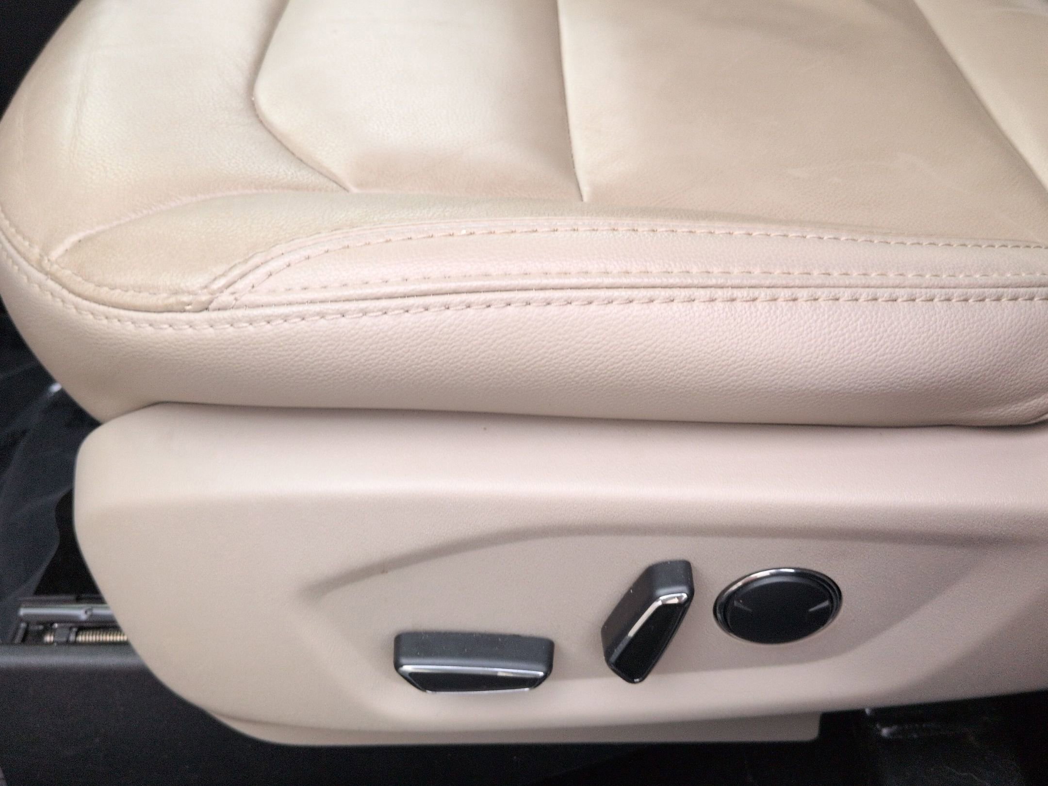 Certified 2018 Ford Explorer XLT w/ Equipment Group 202A image 15