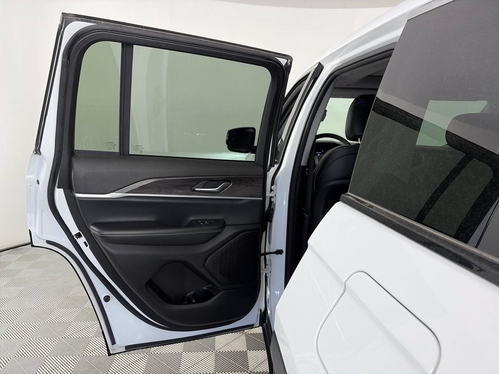 Used 2024 Jeep Grand Cherokee Limited AWD/4WD image 12