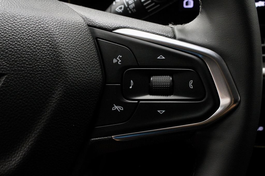 Used 2025 Chevrolet Trax ACTIV w/ Sunroof Package FWD image 28