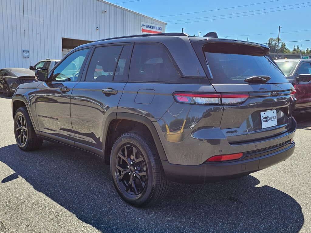 Used 2024 Jeep Grand Cherokee Altitude AWD/4WD image 7