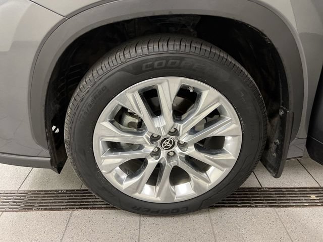 Used 2024 Toyota Highlander Limited AWD/4WD image 11
