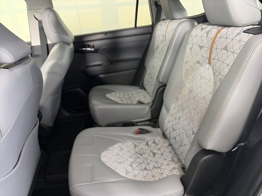 Used 2022 Toyota Highlander Bronze Edition image 13