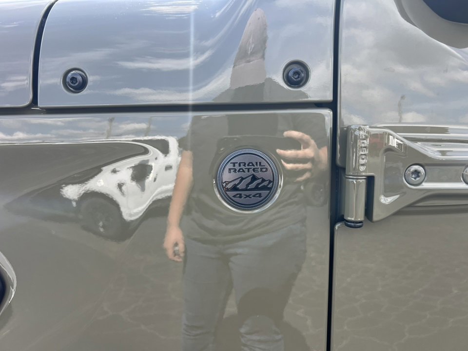 Used 2025 Jeep Gladiator Sport image 10